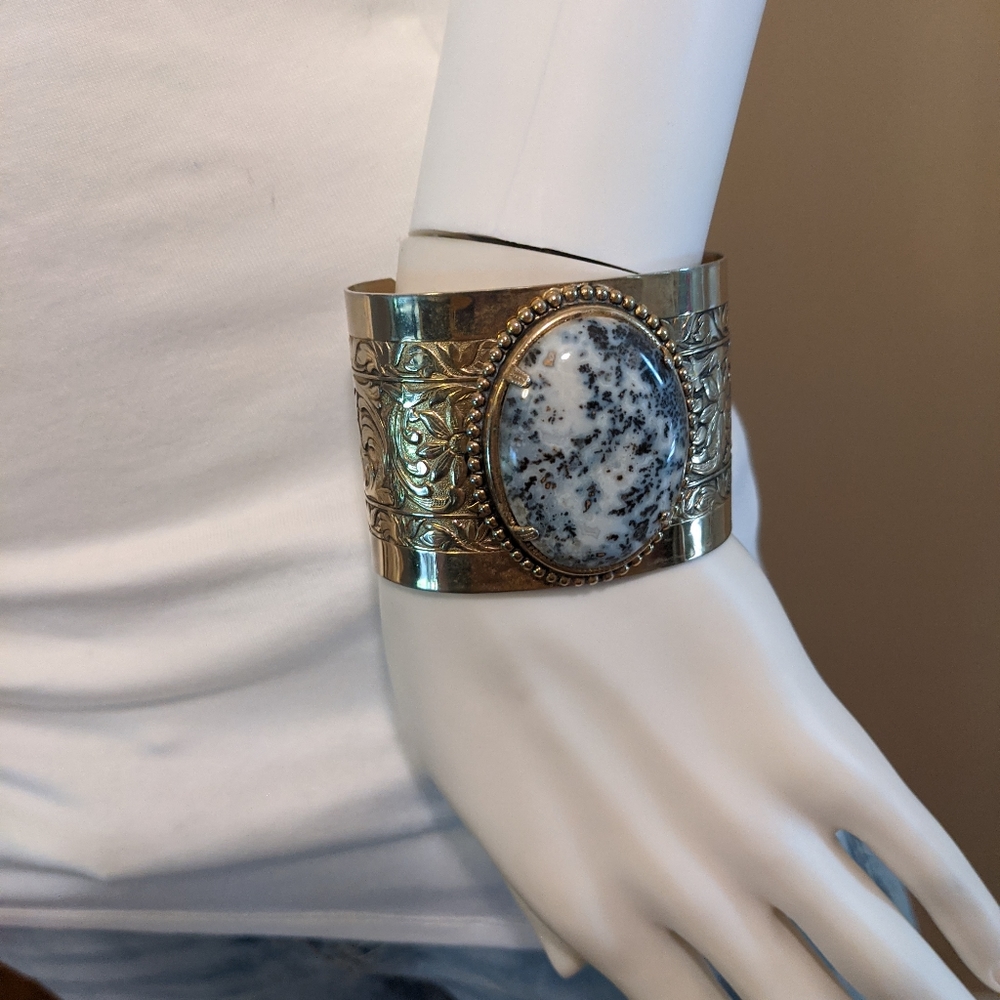 Vintage cuff bracelet w/medalian - Picture 1 of 9